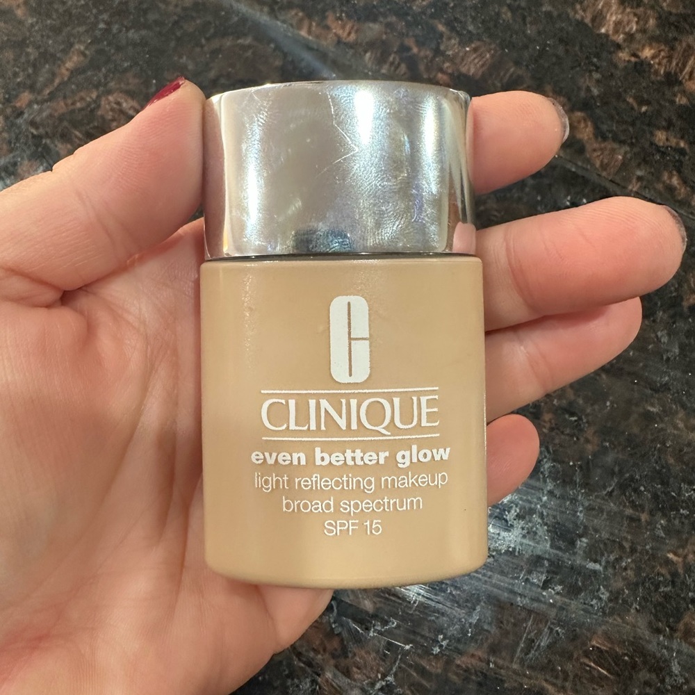 Clinique Even Better Glow Foundation in CN 10